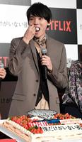 サプライズで用意されたバースデーケーキを食べる古川雄輝＝ユナイテッド・シネマ　アクアシティお台場（撮影・棚橋慶太）