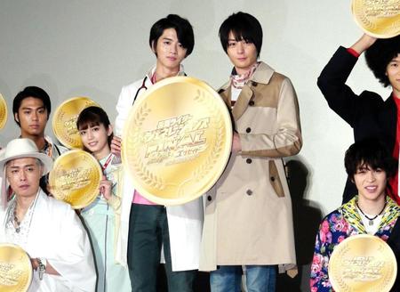 冬映画の１位を目指し金メダルを手にする飯島寛騎（中央左）、犬飼貴丈（同右）ら＝東京・豊洲