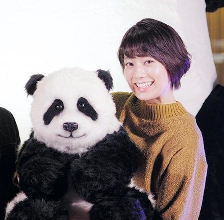 応援ガールに就任した佐藤美希＝東京・御徒町