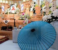 故・海老一染之助さんの祭壇には愛用の傘と道具が飾られていた＝中野区・東光寺