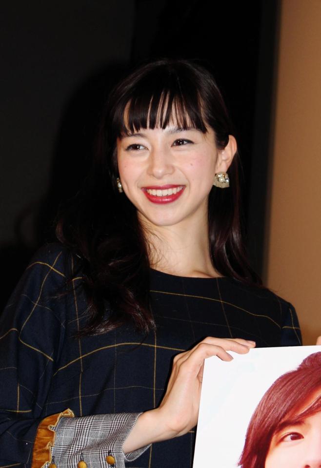 映画「覆面系ノイズ」の舞台挨拶を行った中条あやみ＝大阪市阿倍野区