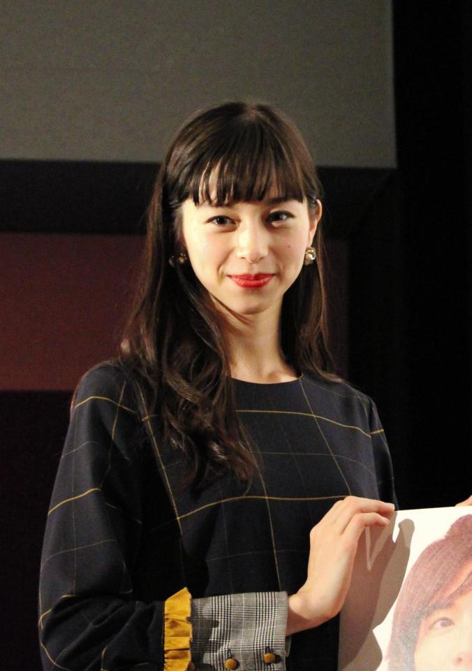 映画「覆面系ノイズ」の舞台挨拶を行った中条あやみ＝大阪市阿倍野区