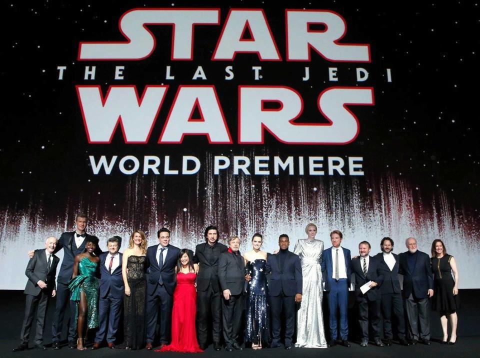 　映画「スター・ウォーズ／最後のジェダイ」のワールドプレミアに参加した出演者ら＝米・ロサンゼルス