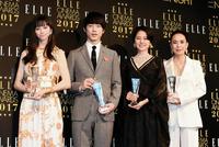 トロフィーを手にする（左から）中条あやみ、坂口健太郎、長澤まさみ、河瀬直美監督＝スペースＦＳ汐留（撮影・園田高夫）