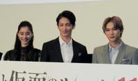 舞台あいさつに登場した（左から）新木優子、玉木宏、吉沢亮＝東京・新宿