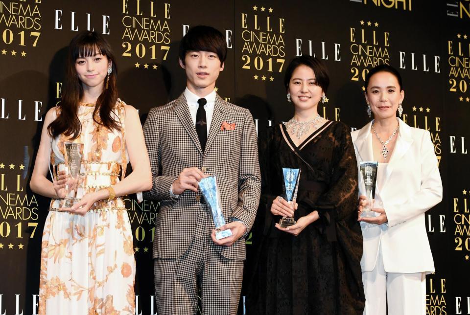 トロフィーを手にする（左から）中条あやみ、坂口健太郎、長澤まさみ、河瀬直美監督＝スペースＦＳ汐留（撮影・園田高夫）