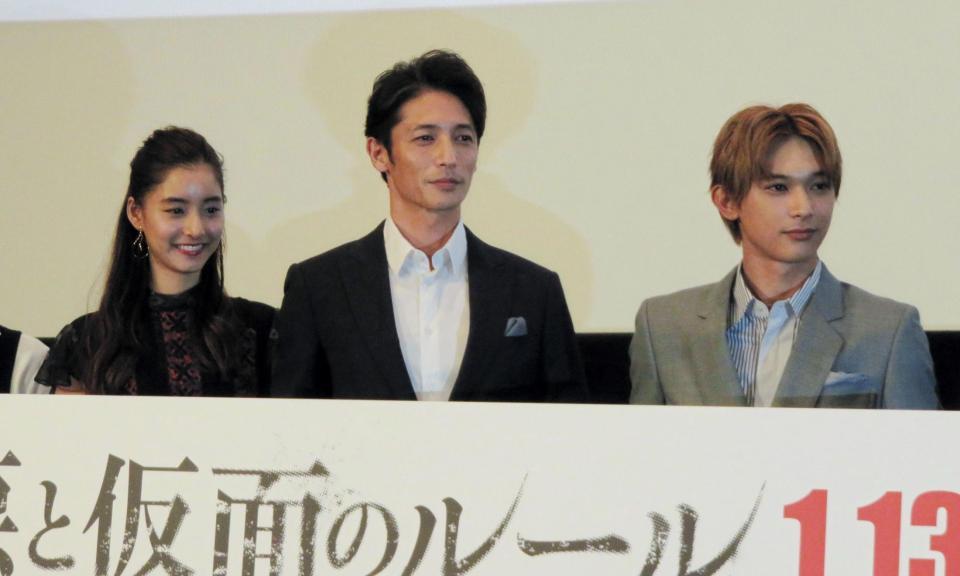 舞台あいさつに登場した（左から）新木優子、玉木宏、吉沢亮＝東京・新宿