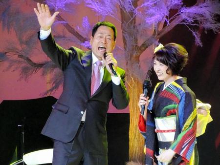 真木ことみデビュー２５周年コンサートに中畑清氏がゲスト参加。デュエット曲を熱唱