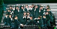 ポーズを決めるけやき坂４６の１期生と２期生のメンバー＝幕張メッセイベントホール（撮影・中田匡峻）