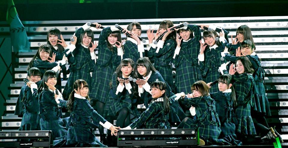 ポーズを決めるけやき坂４６の１期生と２期生のメンバー＝幕張メッセイベントホール（撮影・中田匡峻）