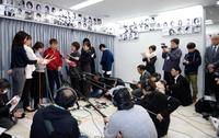 大勢の報道陣を集め記見を行った太川陽介（左中央）＝東京・サンミュージック（撮影・開出牧）