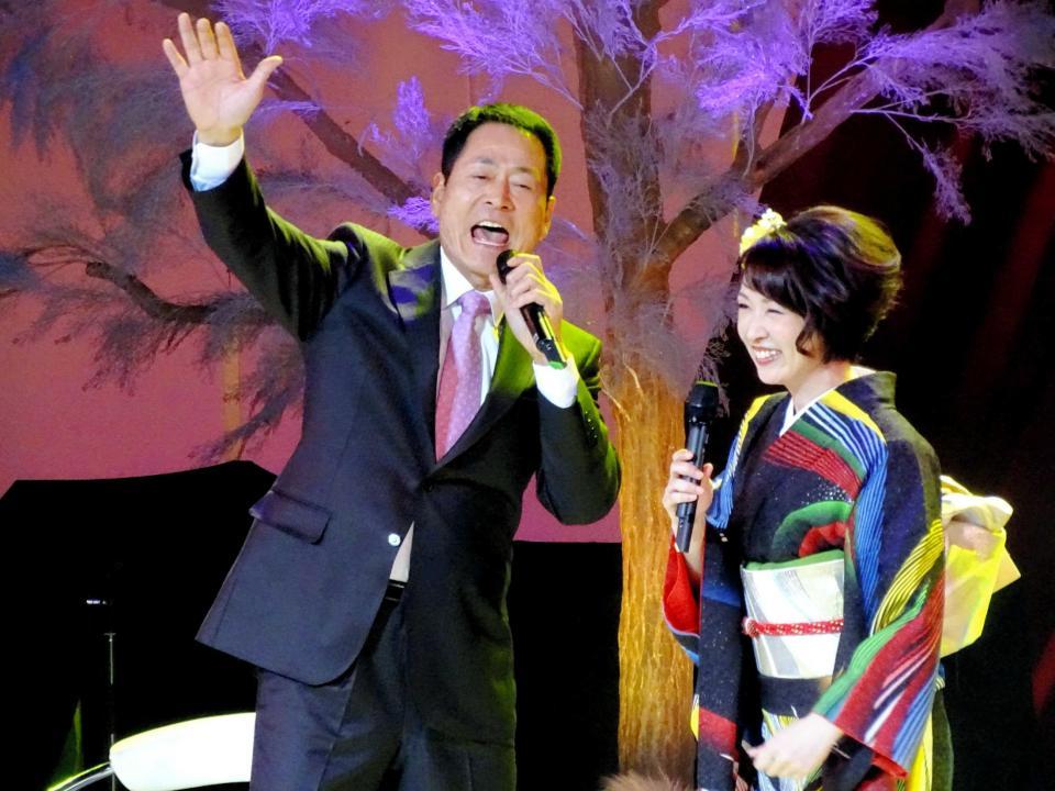 　真木ことみ（右）のコンサートにゲスト参加し、デュエット曲を熱唱する中畑清氏