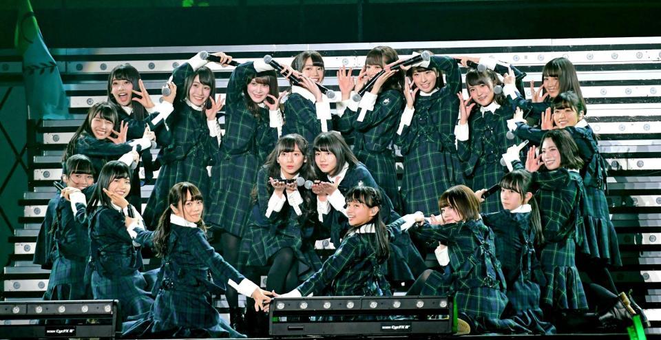 　ポーズを決めるけやき坂４６の１期生と２期生のメンバー＝幕張メッセイベントホール