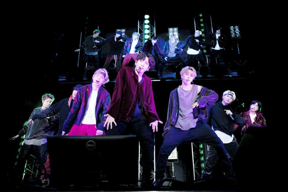 　パフォーマンスを披露するＢＴＳ（防弾少年団）の（左から）ＲＭ、Ｊ－ＨＯＰＥ、Ｖ、ジョングク、ジミン、シュガ、ジン＝横浜アリーナ（撮影：田中聖太郎写真事務所）