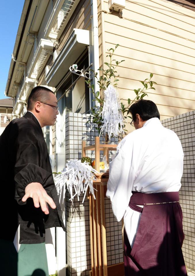 アパート前に祭壇を設置し、おはらいの準備をする神主＝神奈川県座間市（撮影・開出牧）