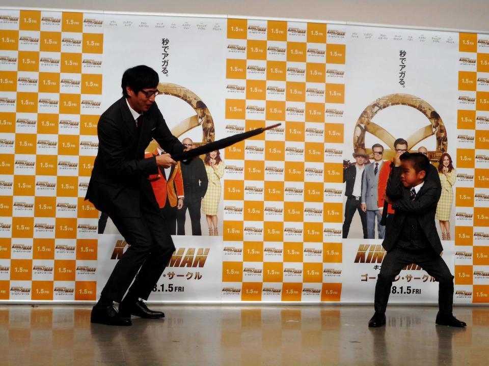 映画「キングスマン：ゴールデン・サークル」のＰＲイベントで対決した徳井義実（左）と今井竜惺くん＝東京・パンダスタジオ浜町