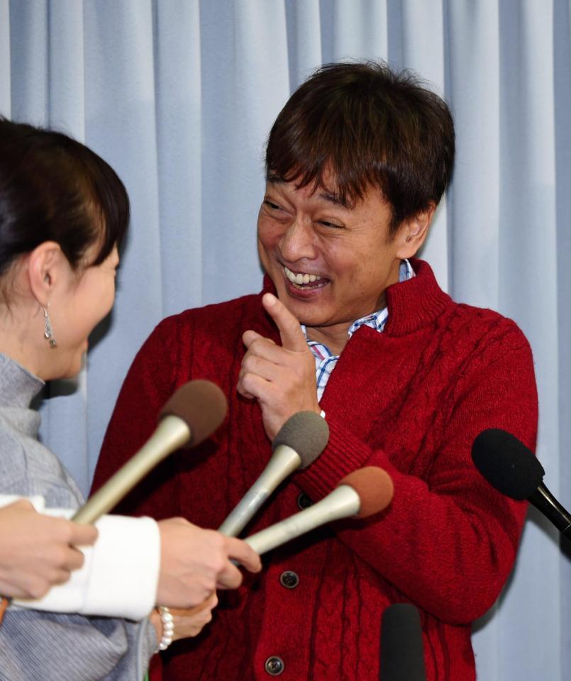 報道陣の質問に笑顔で答える太川陽介＝東京・サンミュージック（撮影・開出牧）