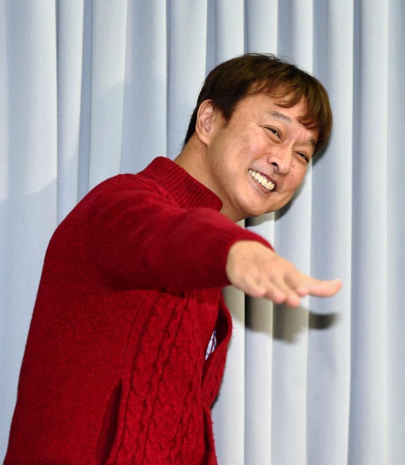 会見後、“ルイルイポーズ”を披露する太川陽介＝東京・サンミュージック（撮影・開出牧）