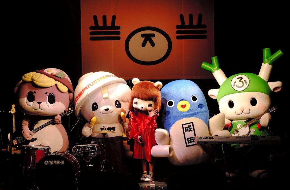 ライブデビューしたコレちゃんズの（左から）しんじょう君、さのまる、コレサワ、うなりくん、ふっかちゃん＝東京・渋谷ＷＷＷ