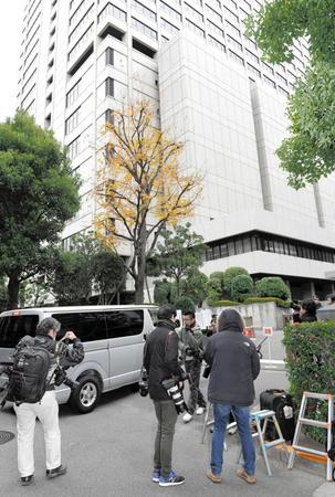 　清水良太郎被告初公判で東京地裁前に集まった報道陣（撮影・園田高夫）