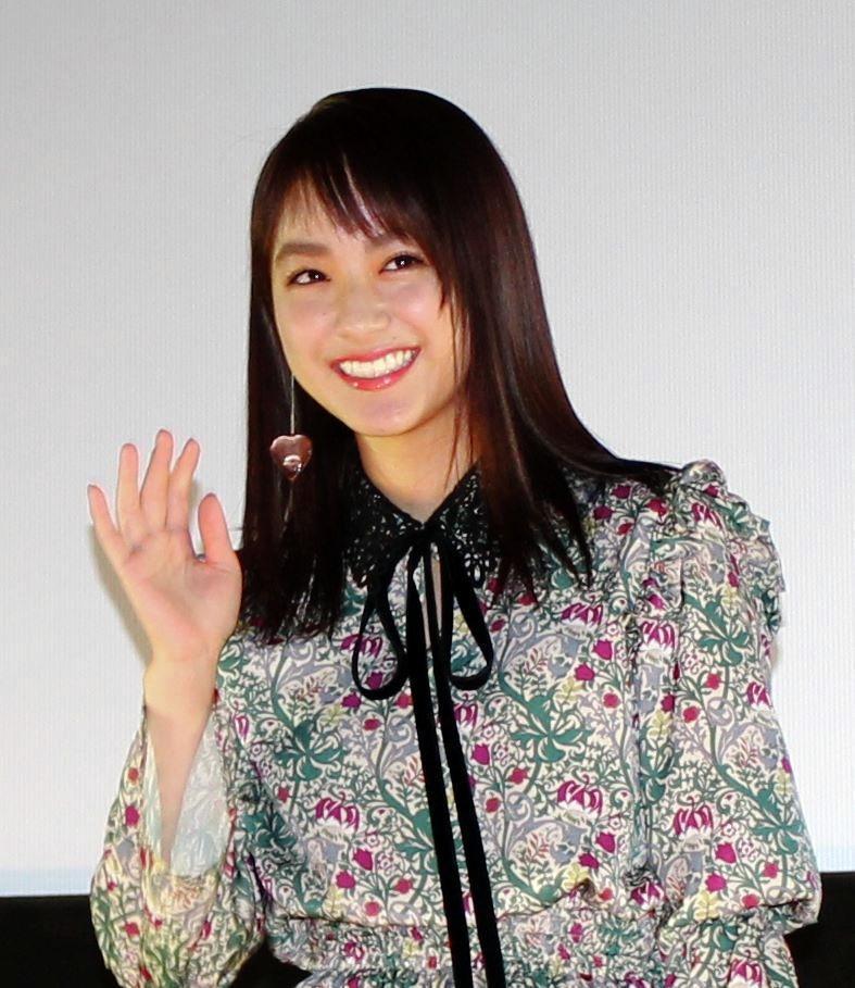 映画「未成年だけどコドモじゃない」の舞台あいさつを行った平祐奈＝大阪市内