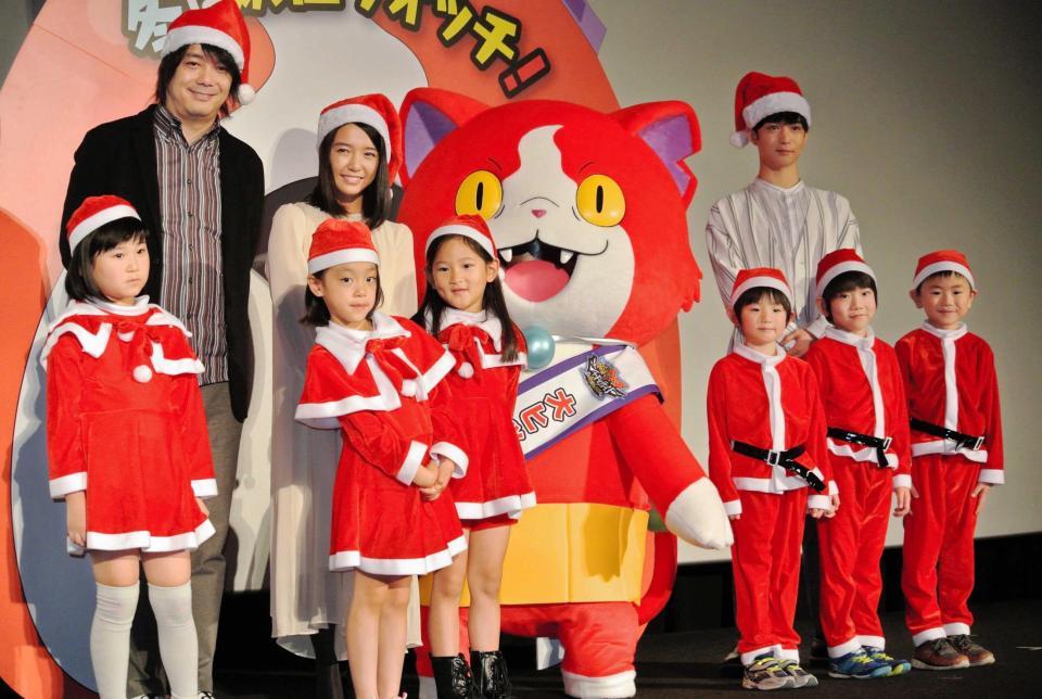 　ジバニャンと並んでクリスマスムードを漂わせる（後列左から）製作総指揮・日野晃博氏、上白石萌音、千葉雄大