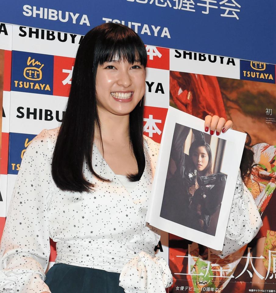 ２ｎｄ写真集には採用されなかった写真を披露し笑顔の土屋太鳳＝東京・ＳＨＩＢＵＹＡ　ＴＳＵＴＡＹＡ（撮影・開出牧）