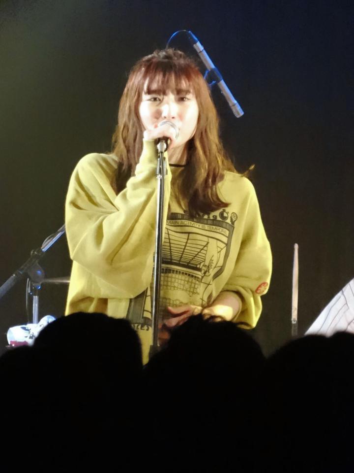 熱唱するＯｖｅｒ　Ｔｈｅ　Ｔｏｐの岸野里香＝大阪市内