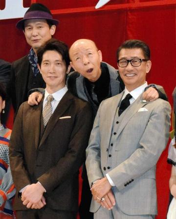 　映画「嘘八百」の舞台あいさつを行った（前列左から）佐々木蔵之介、坂田利夫、中井貴一。左上は木下ほうか＝都内