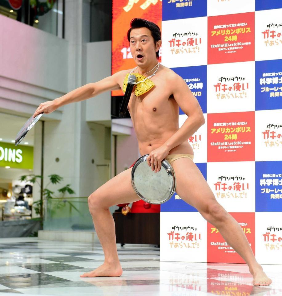 　パンツをはいてネタを披露するアキラ１００％＝東京・サンシャインシティ噴水広場