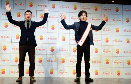 サマリーの山本憲資社長（左）とおサマリーポケットポーズを披露する稲垣吾郎＝グランドハイアット東京（撮影・開出牧）