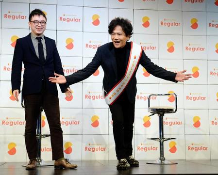 隊長就任セレモニーでサマリーの山本憲資社長（左）から“隊長タスキ”をかけられポーズを決める稲垣吾郎＝グランドハイアット東京（撮影・開出牧）