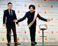 隊長就任セレモニーでサマリーの山本憲資社長（左）から“隊長タスキ”をかけられポーズを決める稲垣吾郎＝グランドハイアット東京（撮影・開出牧）