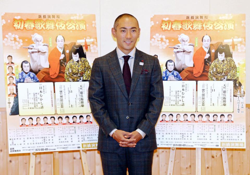 取材会に登場し笑顔を見せる市川海老蔵＝東京・歌舞伎座（撮影・開出牧）