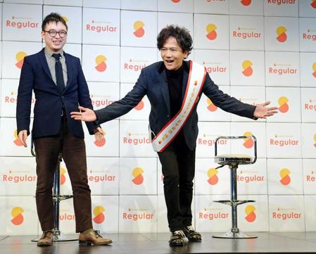 　隊長就任セレモニーで“隊長タスキ”を掛けられポーズを決める稲垣吾郎＝グランドハイアット東京（撮影・開出牧）