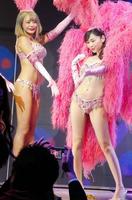 ショーガールデビューを飾った杉原杏璃（右）＝東京・六本木のバーレスク東京