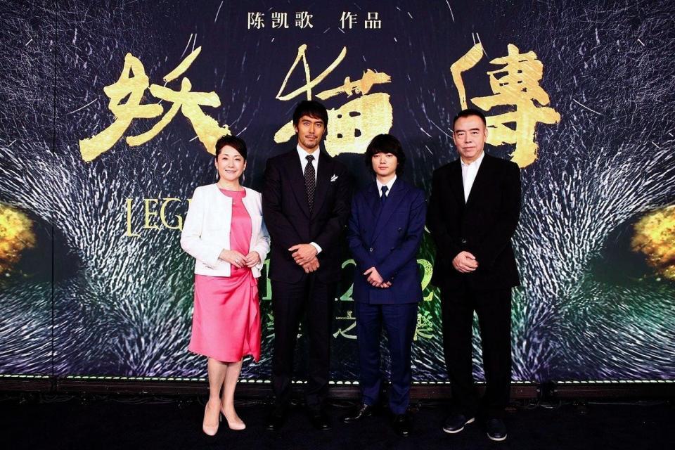 会見した（左から）松坂慶子、阿部寛、染谷将太、チェン・カイコー監督＝中国・北京