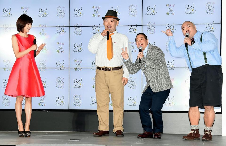 芸能活動復帰後初となるイベントに登場した安田大サーカスのＨＩＲＯ（中央）。左は釈由美子＝東京・赤坂のベクトルスタジオ（撮影・堀内翔）