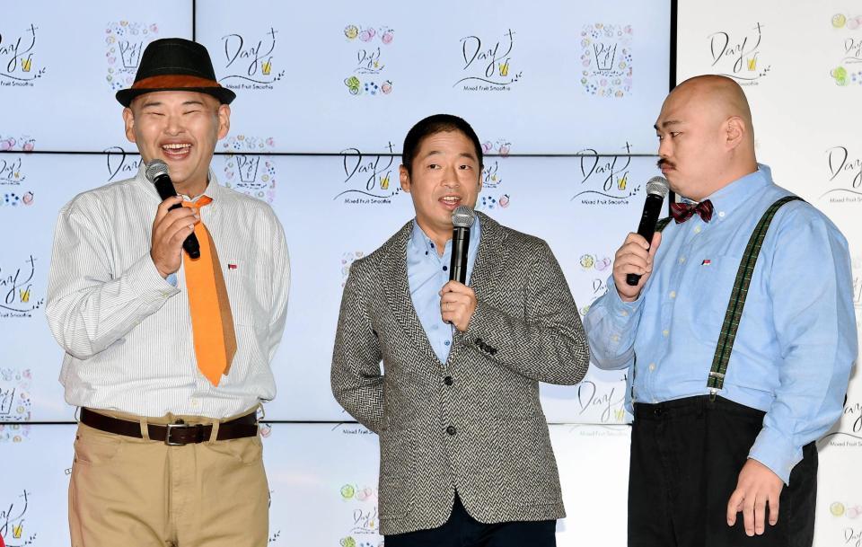 芸能活動復帰後初となるイベントに登場した安田大サーカスのＨＩＲＯ（左）、団長安田、クロちゃん＝東京・赤坂のベクトルスタジオ（撮影・堀内翔）