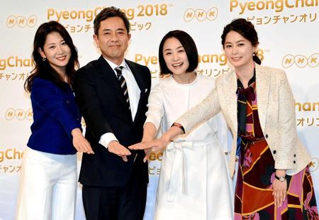 　手を合わせる（左から）桑子真帆アナ、冨坂和男アナ、上村愛子さん、杉浦友紀アナ＝東京・渋谷のＮＨＫ