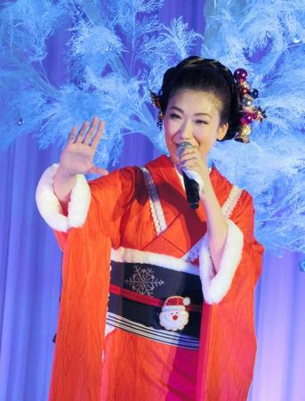 サンタクロース風の着物で熱唱する市川由紀乃＝東京・浅草ビューホテル
