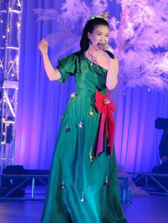クリスマスツリー風のドレスで熱唱する市川由紀乃＝東京・浅草ビューホテル