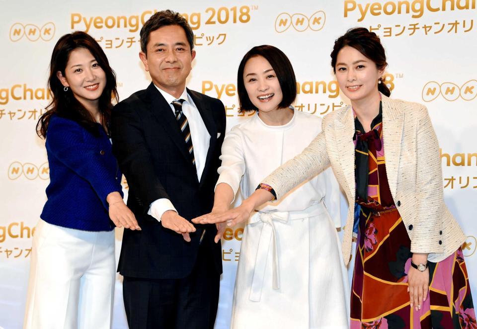　手を合わせる（左から）桑子真帆アナ、冨坂和男アナ、上村愛子さん、杉浦友紀アナ＝東京・渋谷のＮＨＫ