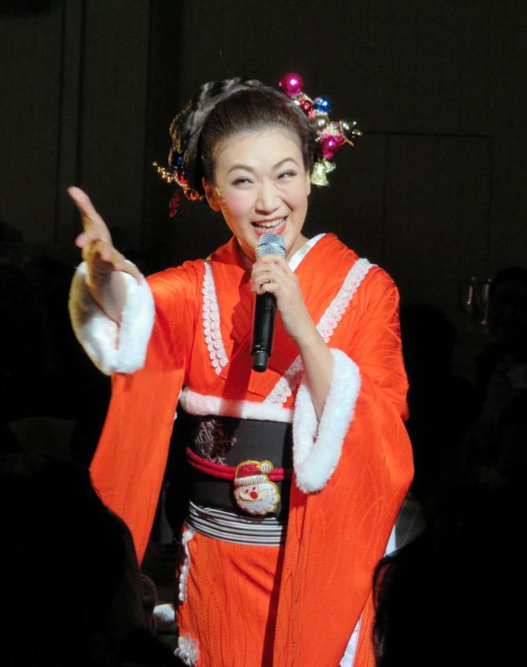 サンタクロース風の着物で熱唱する市川由紀乃＝東京・浅草ビューホテル