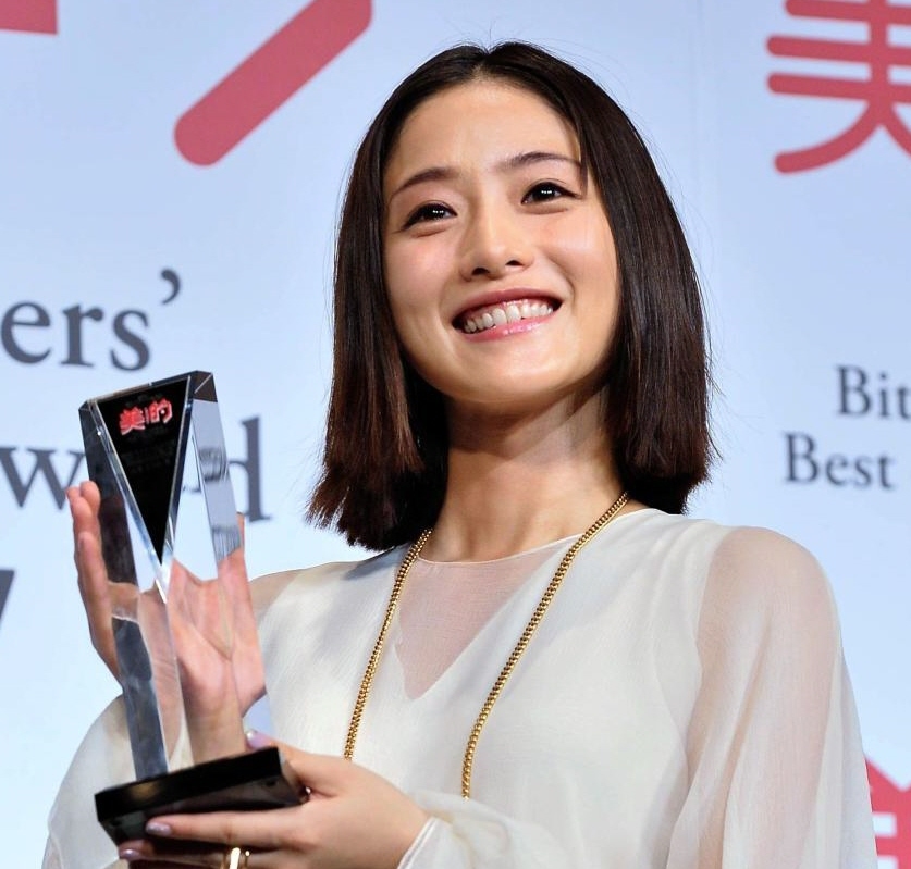 石原さとみ 「なりたい顔」3連覇で殿堂入り…読者に感謝/芸能/デイリースポーツ online
