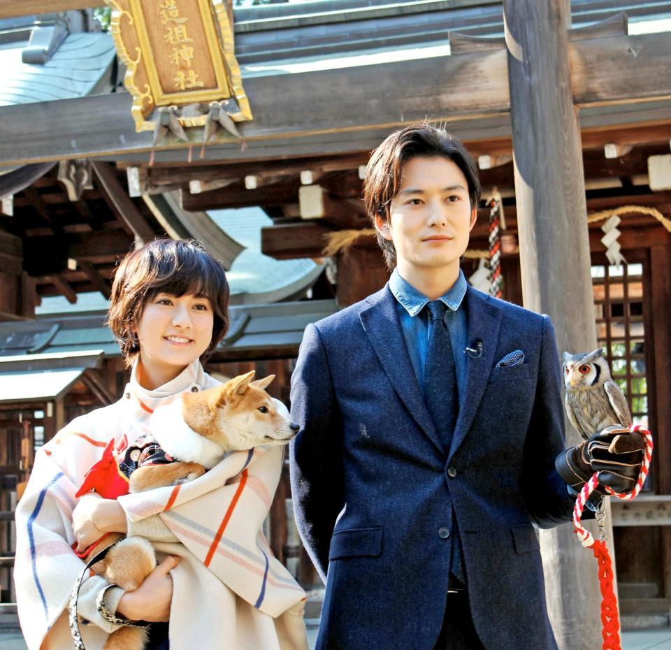 映画「伊藤くん　Ａ　ｔｏ　Ｅ」のヒット祈願を行った岡田将生（右）と木村文乃＝大阪・生國魂神社