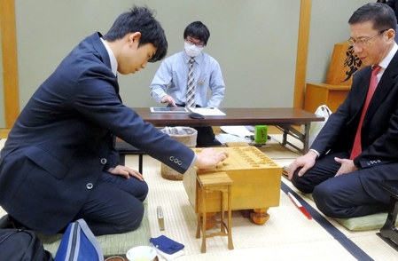 対局を行う藤井聡太四段（左）と豊川孝弘七段＝関西将棋会館