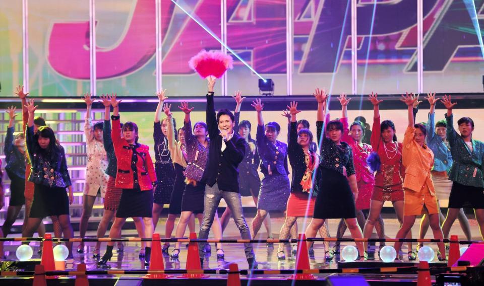 大勢のバックダンサーを従えリハーサルを行う郷ひろみ（中央）＝東京・ＮＨＫホール（撮影・開出牧）