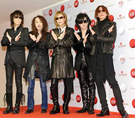 　囲み取材でポーズを決めるＹＯＳＨＩＫＩ（中央）らＸ　ＪＡＰＡＮ＝東京・ＮＨＫホール