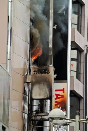 炎が上がる商業ビル＝東京・渋谷